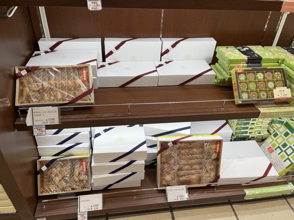 フロインドリーブの棚。白い箱にリボンの包装