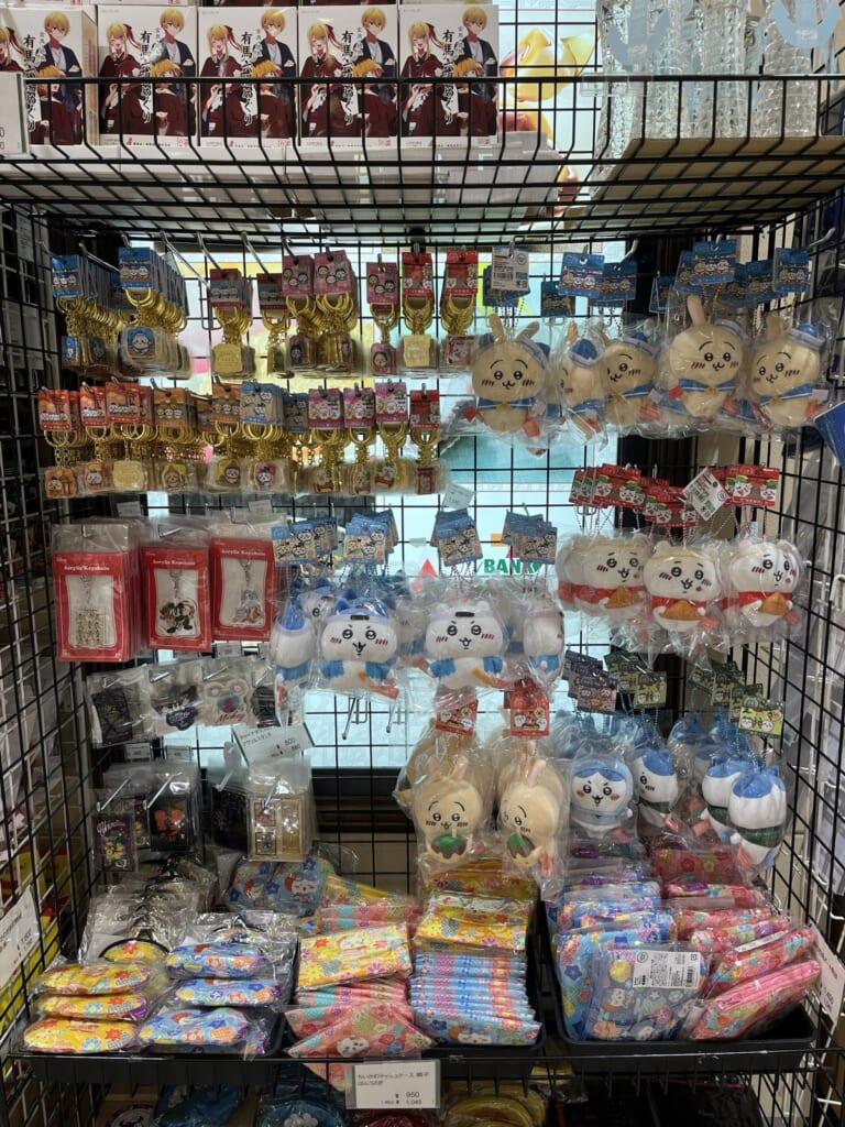 ちいかわのご当地グッズの棚。マスコットやキーホルダーが並んでいる