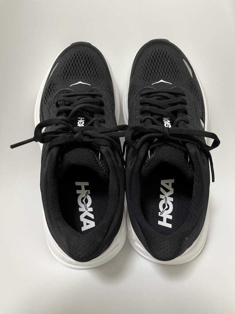 HOKAの厚底スニーカー BONDI 9（ブラック×ホワイト）を上から見たところ。中敷きにもHOKAのロゴ（私が撮影）