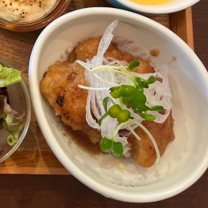 アシェットランチのチキンのシャリアピンソース。大根とかいわれがのっている(私が撮影)