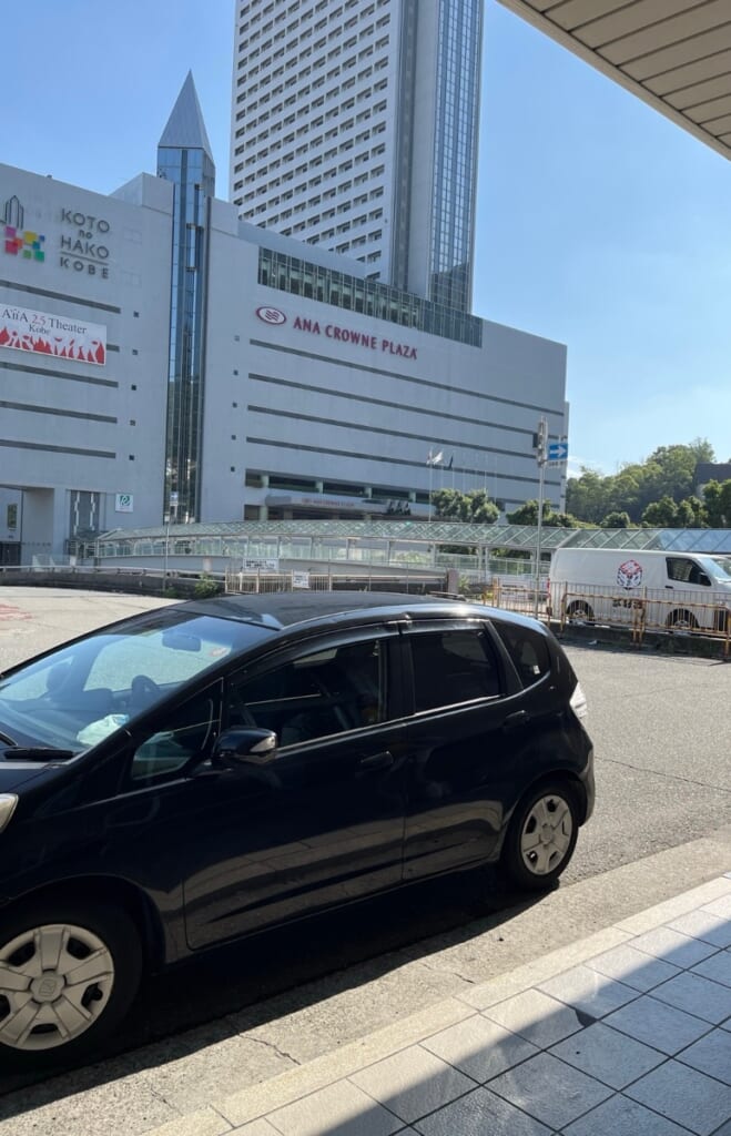 新神戸駅を出ると、右手にANAクラウンプラザホテル神戸とKOTO no HAKO KOBEが見えます(私が撮影)