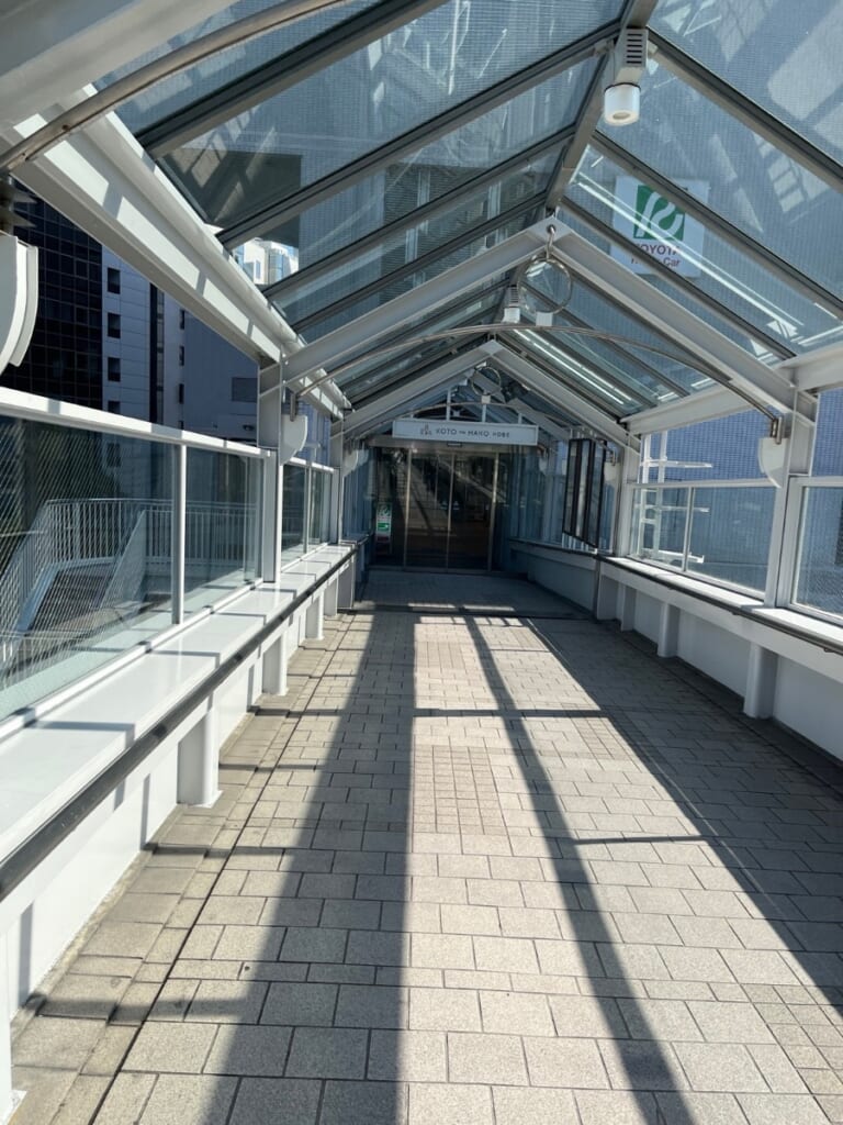 屋根つきの歩道橋の中。突き当たりがKOTO no HAKO KOBEの入口(私が撮影)