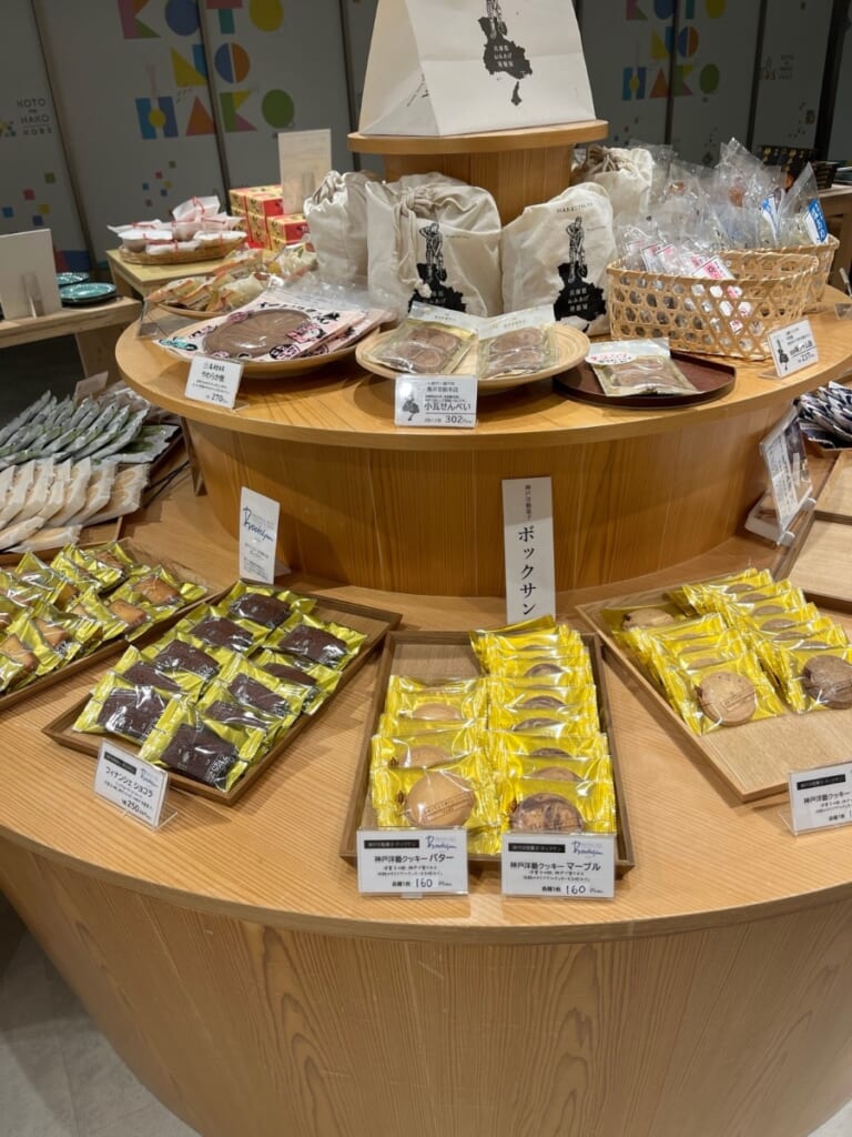 亀井堂総本店の小瓦せんべいや、ボックサンの神戸洋藝クッキー(私が撮影)