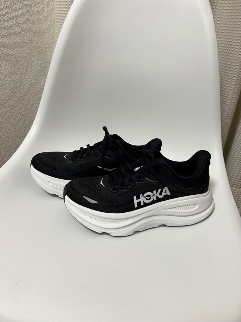 HOKAの厚底スニーカー BONDI 9（ブラック×ホワイト）。ジム用に購入した私のスニーカー（私が撮影）