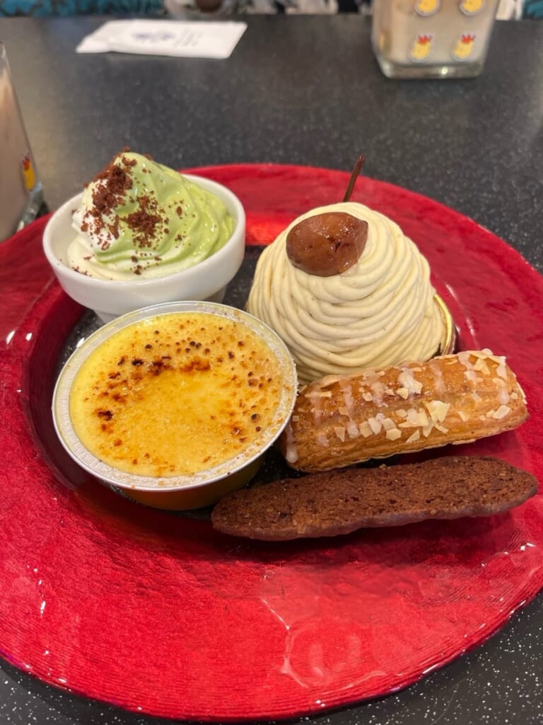 もんぶらん、クレームブリュレ、抹茶入りのソフトクリーム、アーモンドのパイ、チョコのクッキーがのったくまポチプレート(私が撮影)