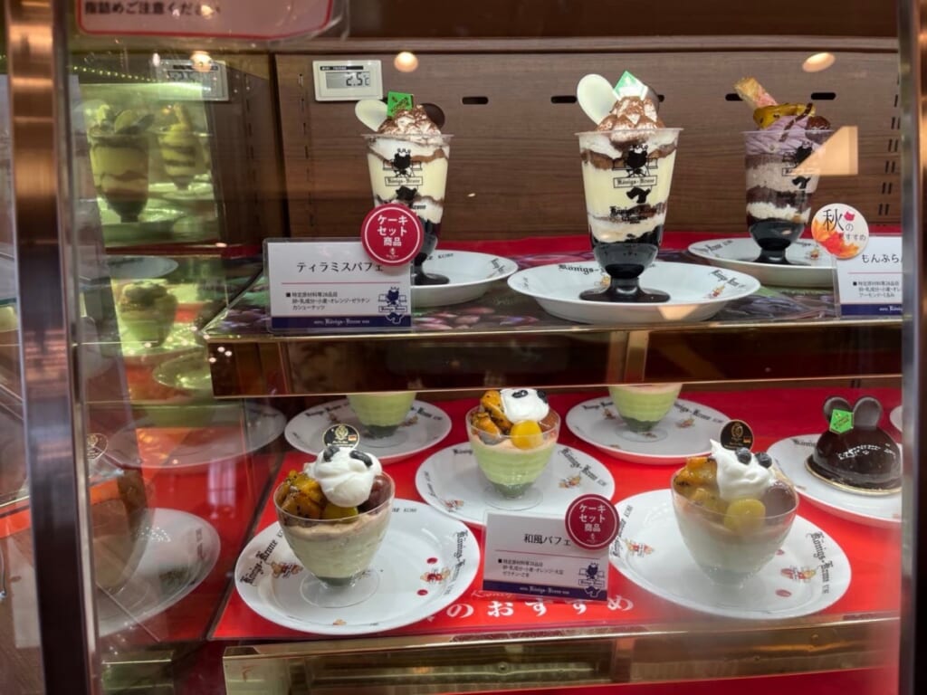 ケーキセットで選べる秋のパフェのショーケース(私が撮影)