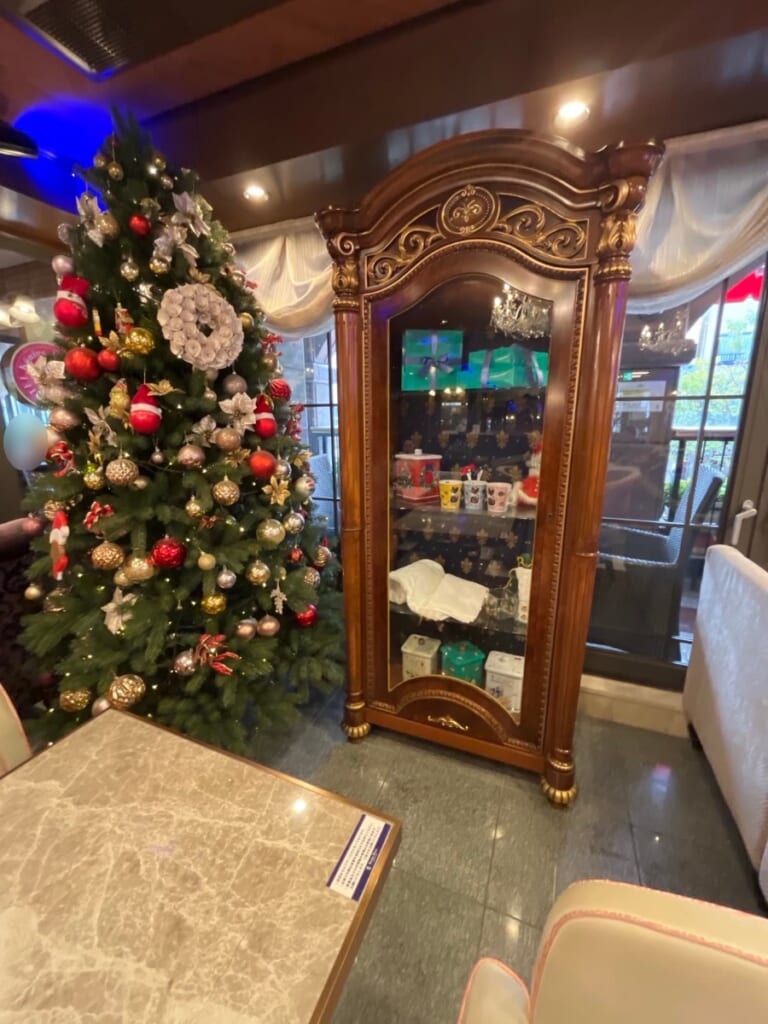 10月23日、くまポチ邸の2階に飾られていたクリスマスツリーとアンティークの飾り棚(私が撮影)