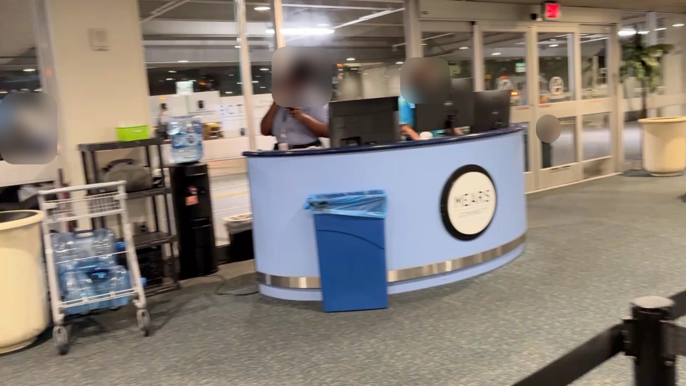 オーランド国際空港のミアーズコネクトの受付カウンター。夜遅い時間でもスタッフがいました（人の顔はぼかしています）