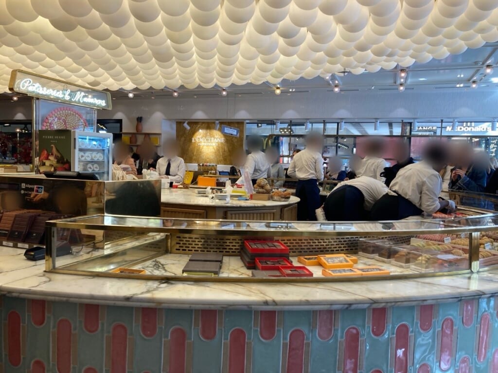 86Champsの店内。雲のような白い天井と、マカロンやお菓子のショーケース
