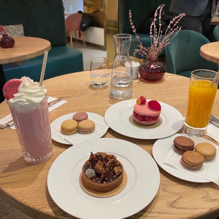 86Champsで食べたマカロン、ケーキ、ピンクのドリンク