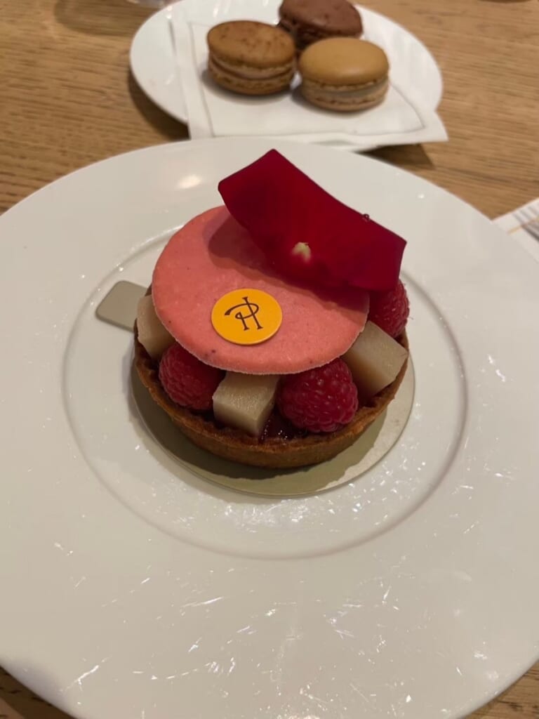 ピエール・エルメのピンクのマカロンのケーキ