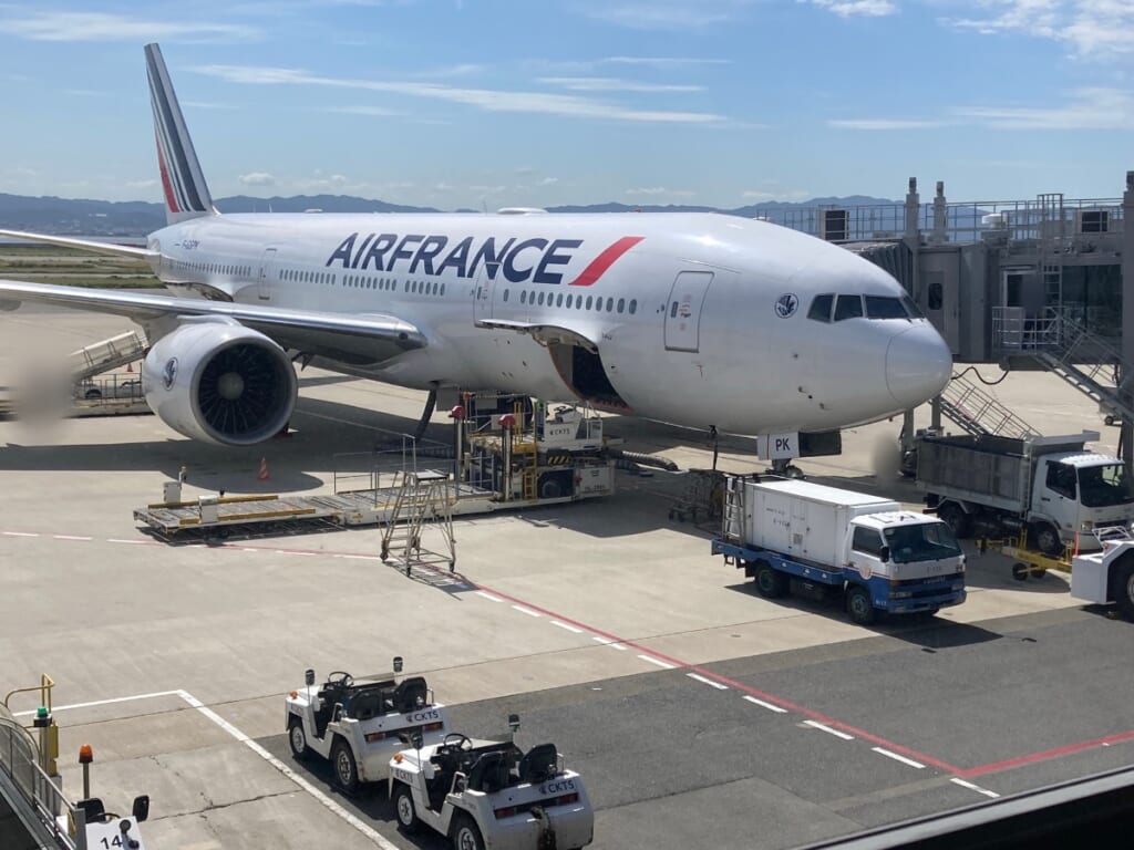 出発前の空港に止まっているエールフランスの飛行機