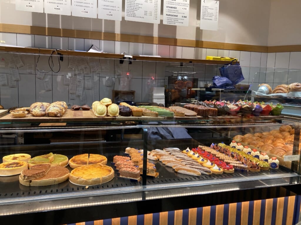 ホテルの向かいのパン屋さんのショーケース。パンやタルトが並ぶ