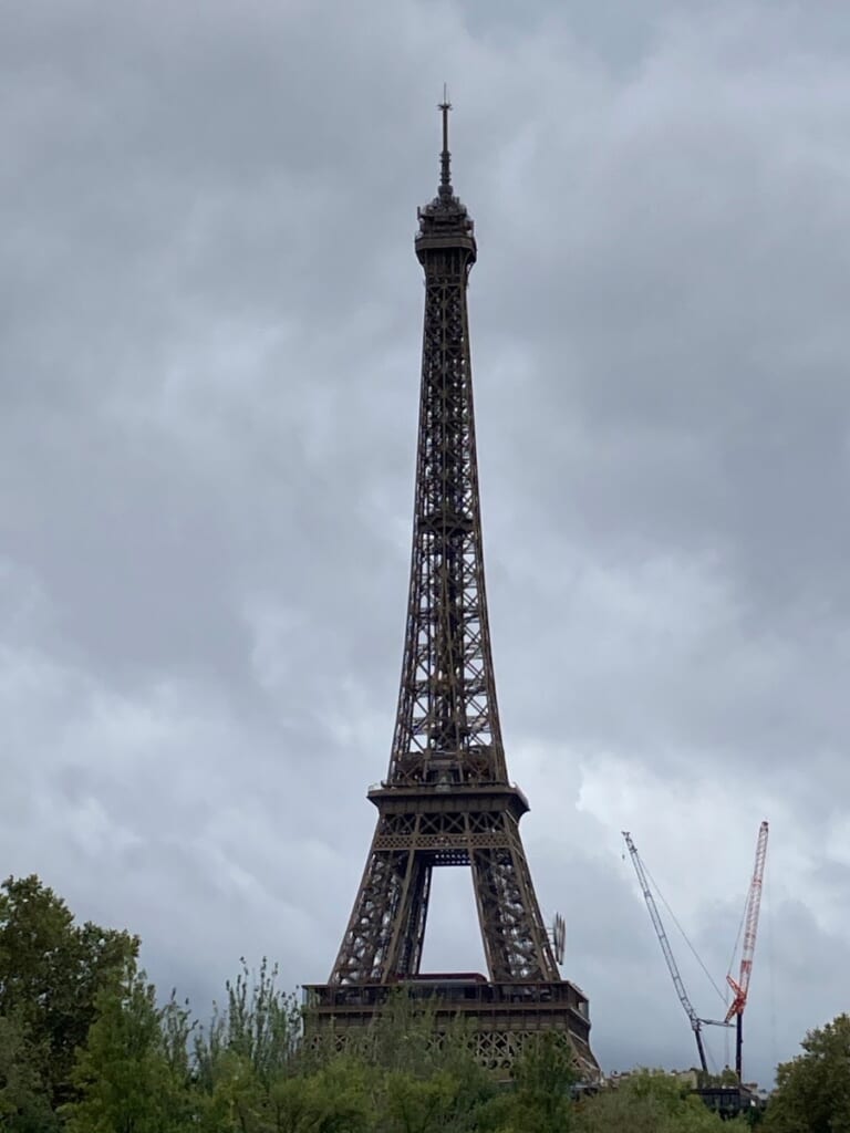 くもり空の下にそびえるエッフェル塔