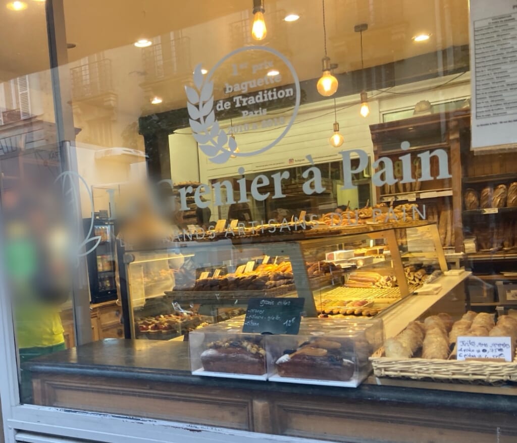 サクレ・クールへ行く途中のパン屋さんル・グルニエ・ア・パンのショーケース