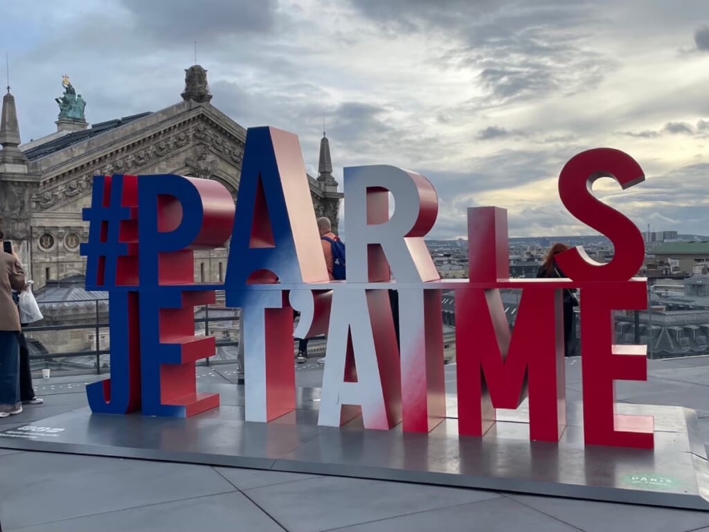 屋上にある「#PARIS JE T'AIME」の大きな文字