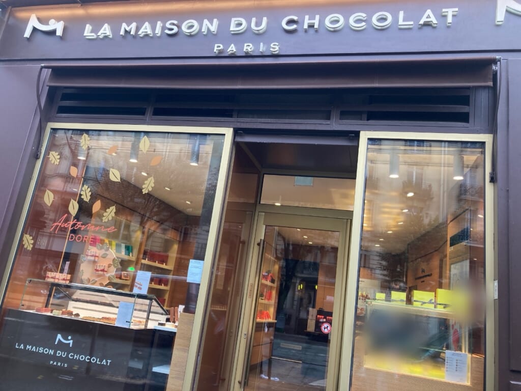ラ・メゾン・デュ・ショコラのお店の外観。窓に秋の飾り