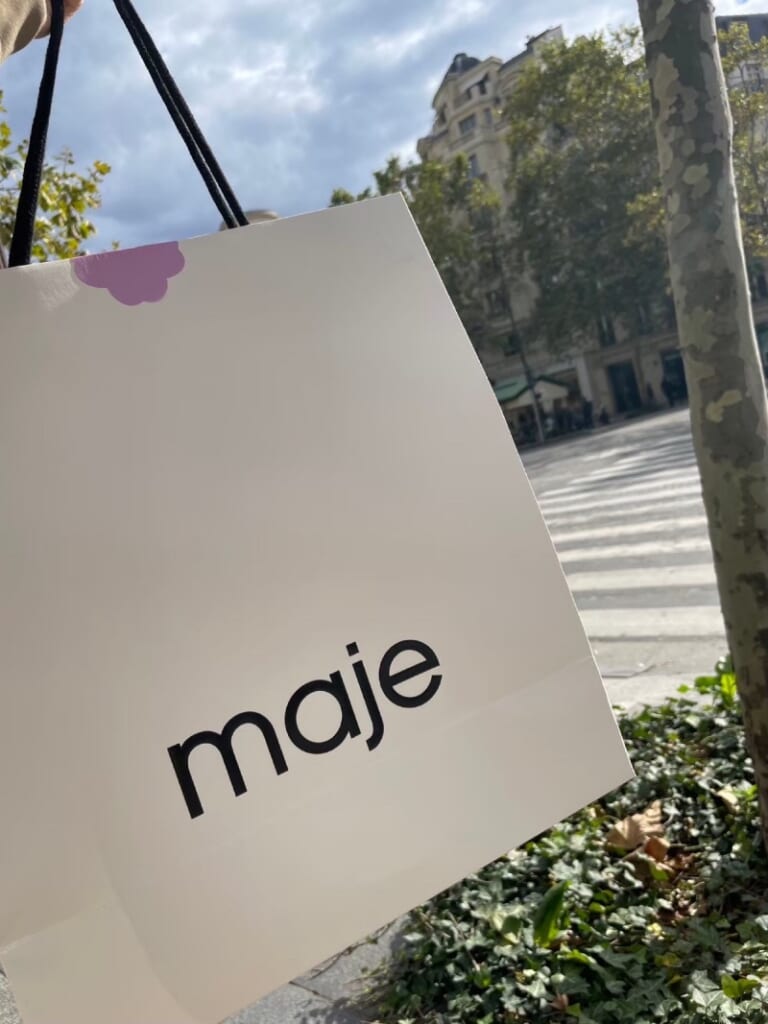 シャンゼリゼ通りで買い物したmajeの白い紙袋