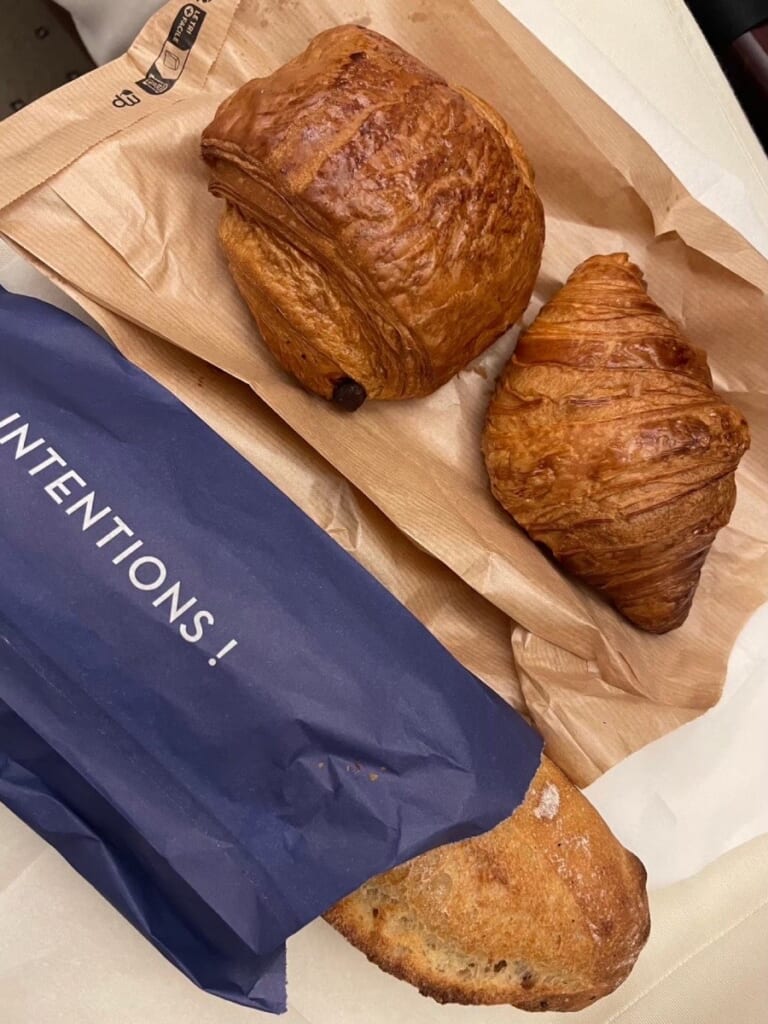 ホテルの向かいのパン屋さんで朝ごはんに買ったパン・オ・ショコラとクロワッサン
