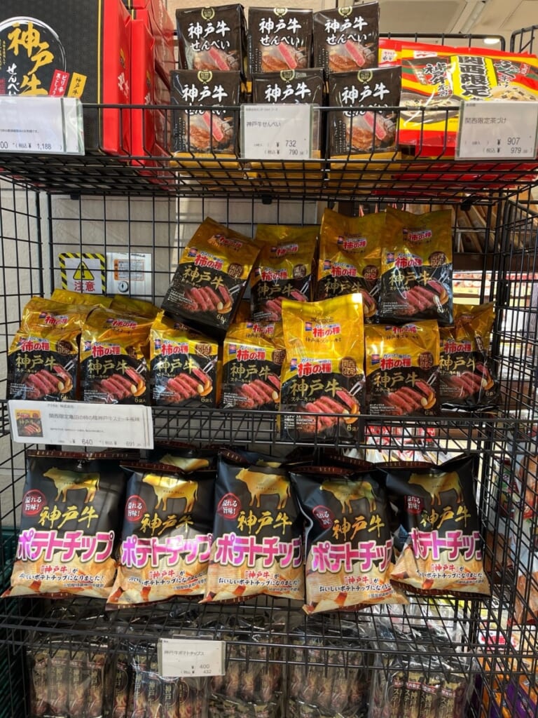 神戸牛味のスナックの棚(私が撮影)