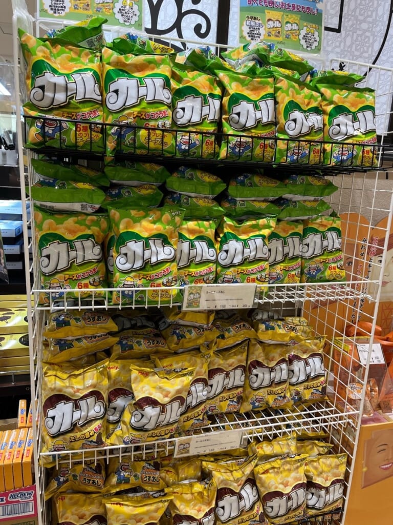 西日本限定のカールの棚。チーズあじとうすあじ(私が撮影)