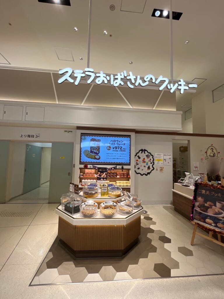 神戸マルイ1階の「ステラおばさんのクッキー」の外観（スタッフさんの顔はぼかしています・私が撮影）