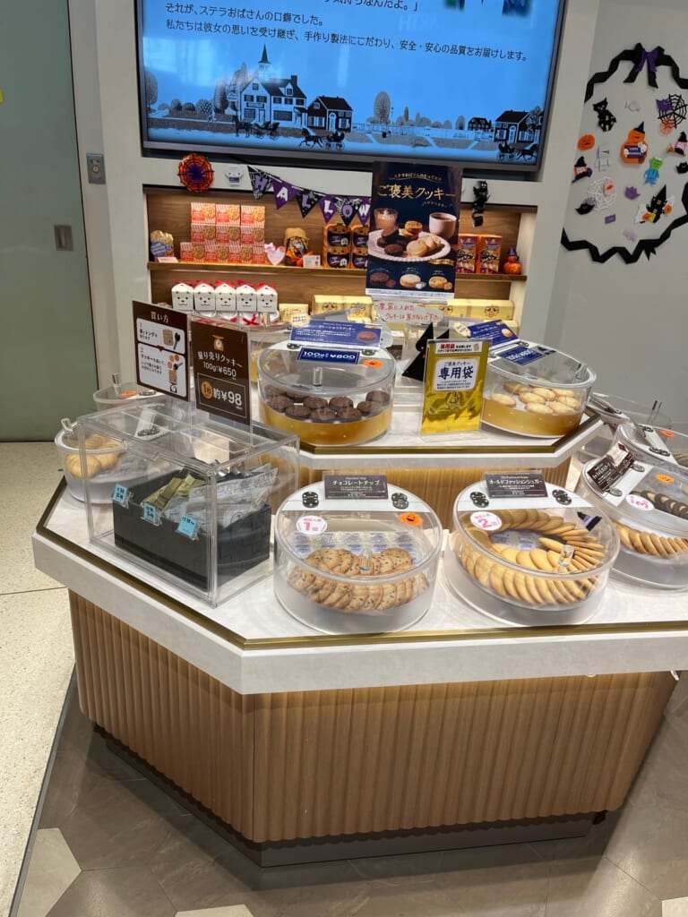 ステラおばさんのクッキーの量り売りの台。チョコレートチップやオールドファッションシュガー（私が撮影）