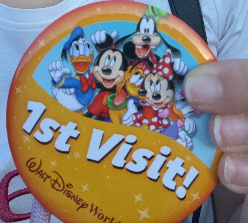 初めてディズニーワールドに来た人の「1st Visit」の缶バッジ（私が撮影）