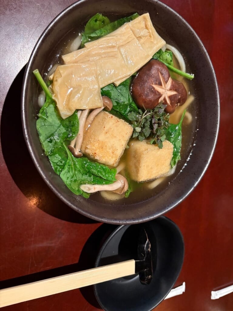 エプコット日本館「四季彩」のおうどん。湯葉と緑の葉っぱ（私が撮影）