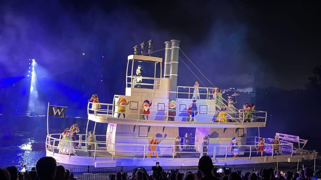 ハリウッド・スタジオの夜のショー「ファンタズミック！」の蒸気船（私が撮影）