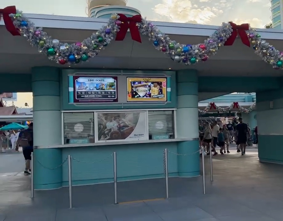 クリスマスの飾りがついたハリウッド・スタジオの入り口（私が撮影）