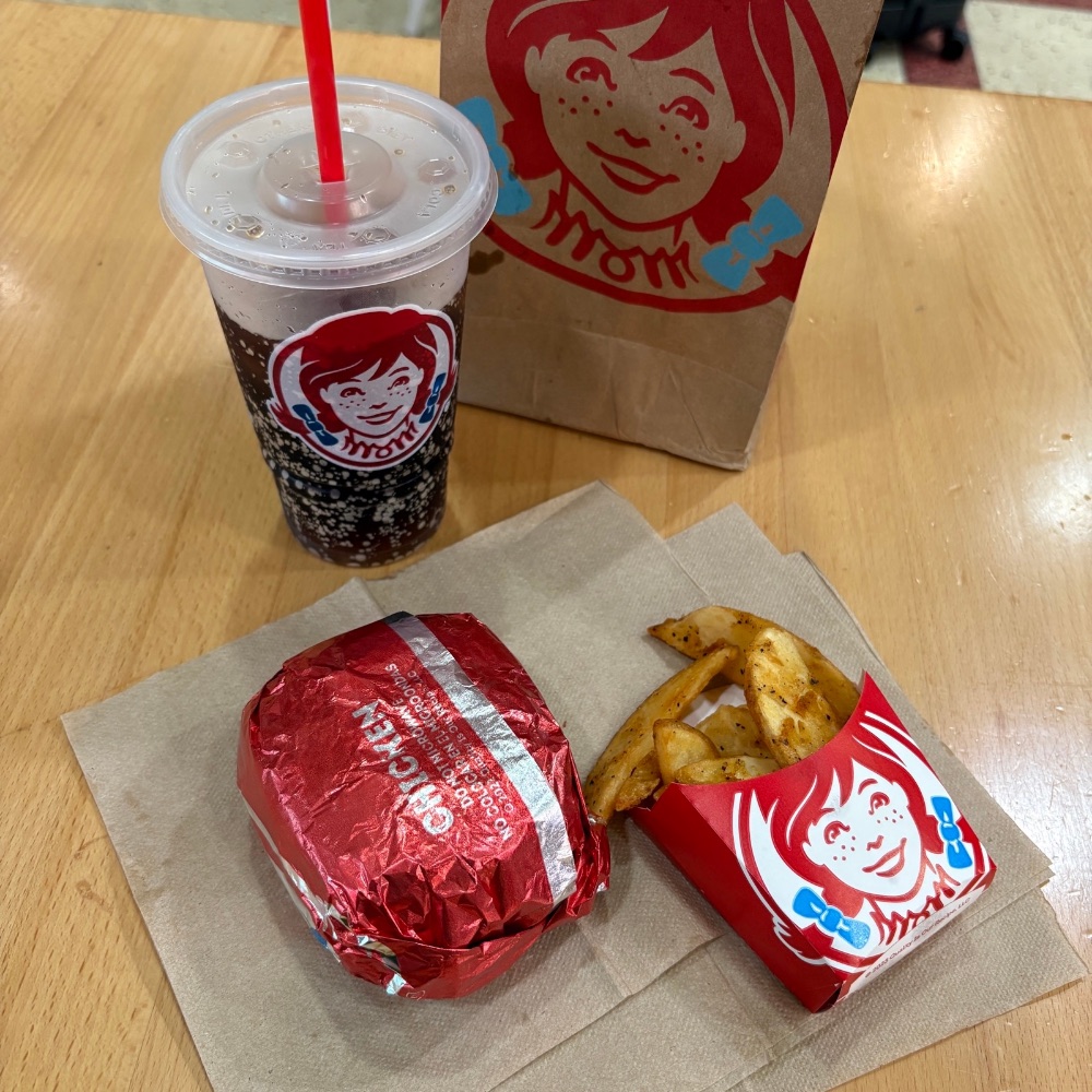 帰りの空港のウェンディーズで食べたハンバーガーとポテト（私が撮影）