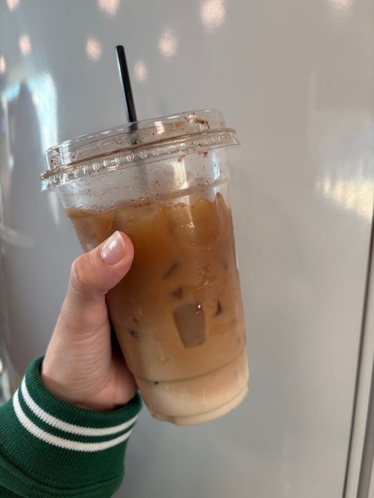 帰りのオーランドの空港のカフェ「zaza」で買ったカフェラテ（私が撮影）