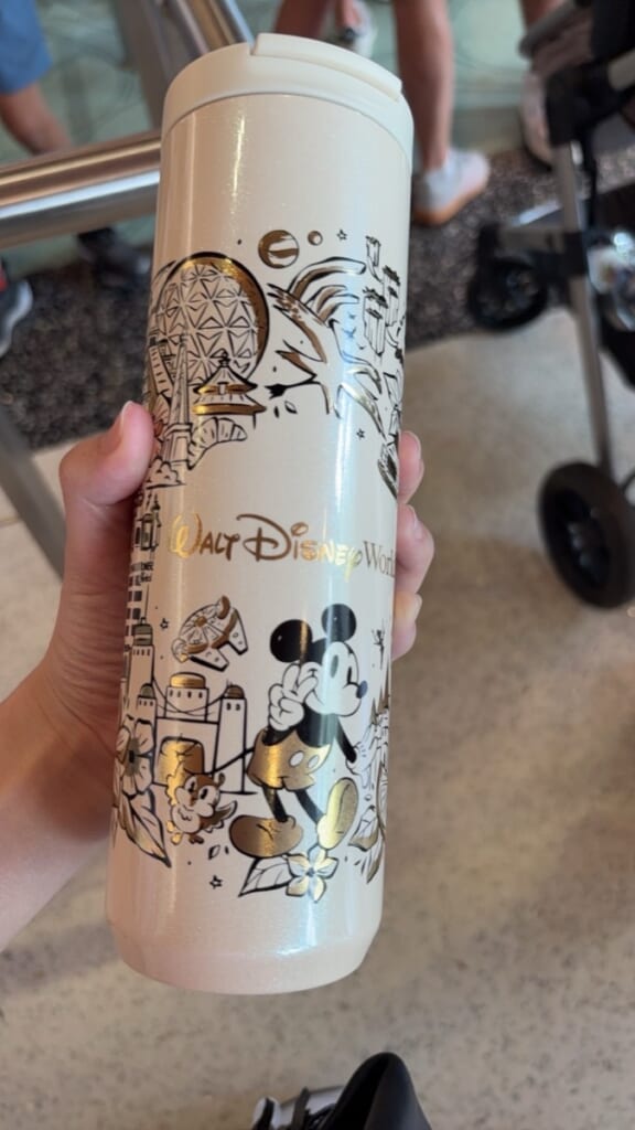 エプコットのスターバックスで買った、ウォルト・ディズニー・ワールドの水筒（私が撮影）